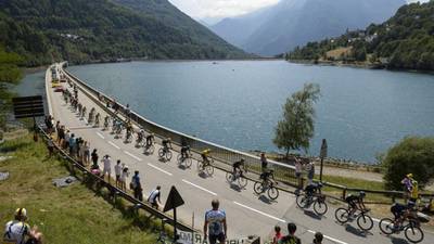 Romain Bardet takes 18th stage as Chris Froome holds advantage