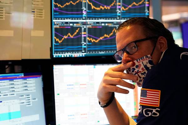 US stocks snap gains to fall sharply after downbeat tech earnings