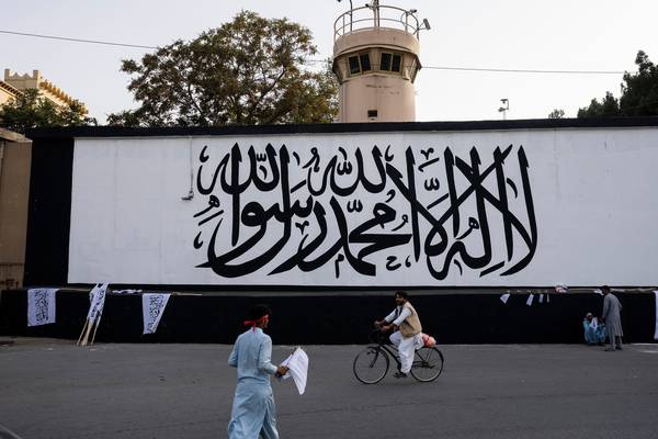Taliban raise flag over Afghanistan presidential palace