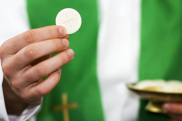 Bishop guidelines include use of face coverings to distribute Communion