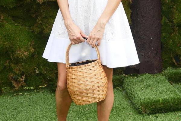 Chic in the city – how to wear the straw bag beyond the beach