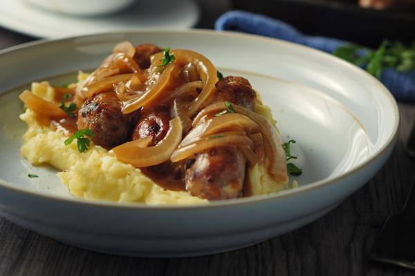 Perfect for home cooking: pan-fried sausages with beer and onion gravy