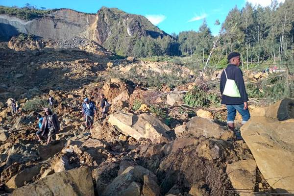 Papua New Guinea landslide: hundreds feared dead in remote northern region