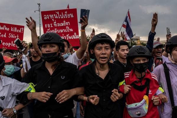 Thai protesters surround government building in Bangkok