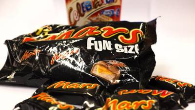 Mars Ireland recalls chocolate bars  after plastic found
