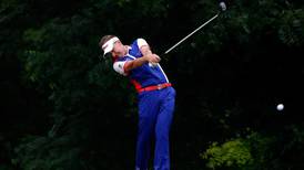 Kevin Na sinks late putt to lead Ian  Poulter by one  at Colonial