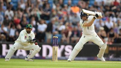 England fight hard to remain in pole position against Pakistan