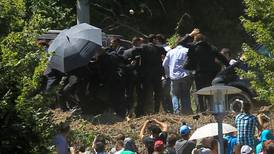 Angry  crowd chases Serb PM from Srebrenica commemoration