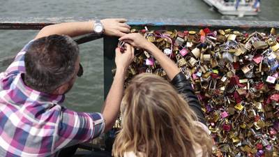 Paris ‘love locks’ to be removed from   Pont des Arts bridge