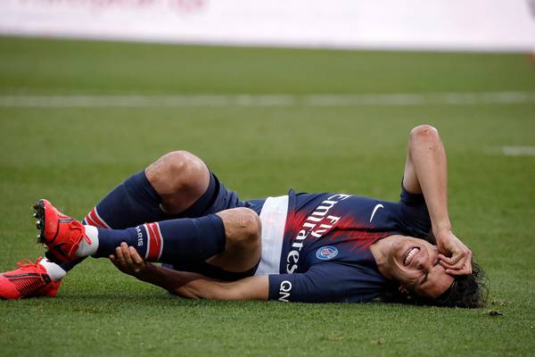 Cavani goes off injured days before PSG meet Man United