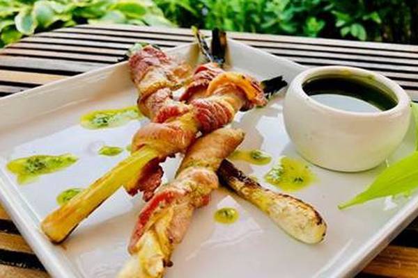 Scallions wrapped in bacon: simply delicious