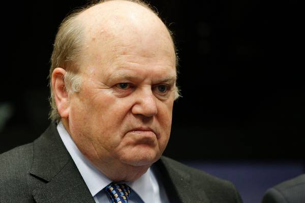 Fine Gael TDs want  criticism of Noonan omitted from report