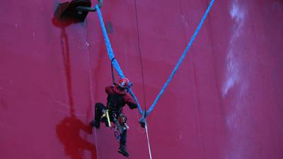 Video: Russia holds 30 Greenpeace activists