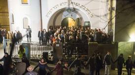 Norway’s Muslims form human shield around synagogue