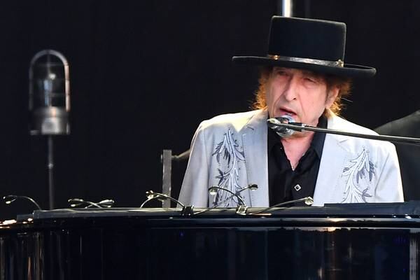 ‘Error in judgment’: Bob Dylan apologises for using a machine to autograph ‘hand-signed’ books