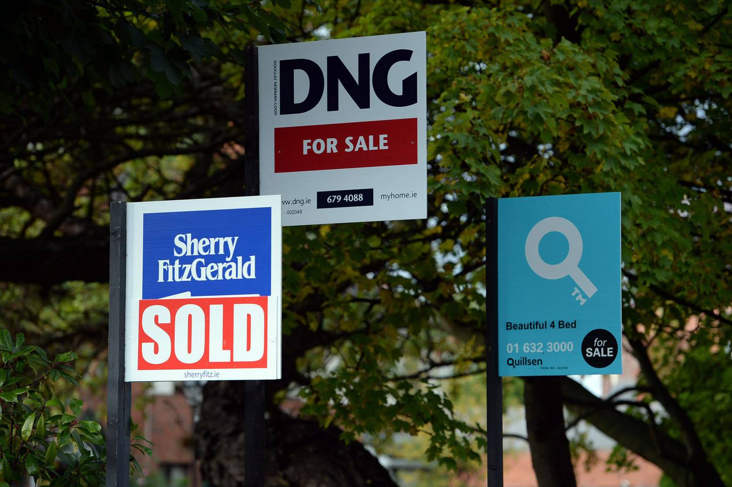 05/10/2015 NEWS.
 For Sale  signs
 Park Avenue  Sandymount 
Photograph: Cyril Byrne / THE IRISH TIMES

estate agent for sale
house for sale sold sign property for sale sign