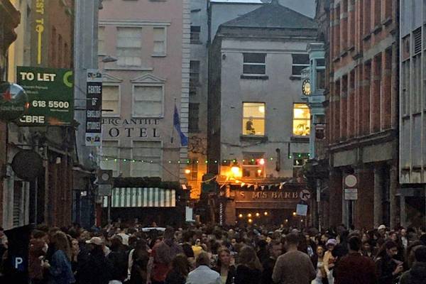Pubs serving drink to crowds on city streets to have outdoor furniture confiscated