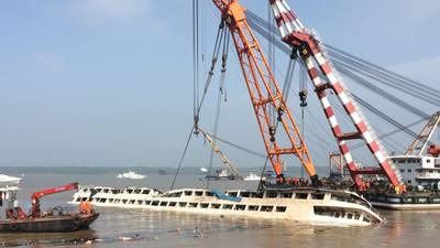 Death toll mounts as China rights capsized ship