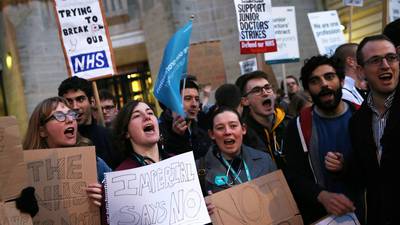 UK  minister  to impose contract on junior doctors
