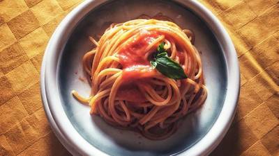 How an Italian in Ireland makes pasta with fresh tomato sauce