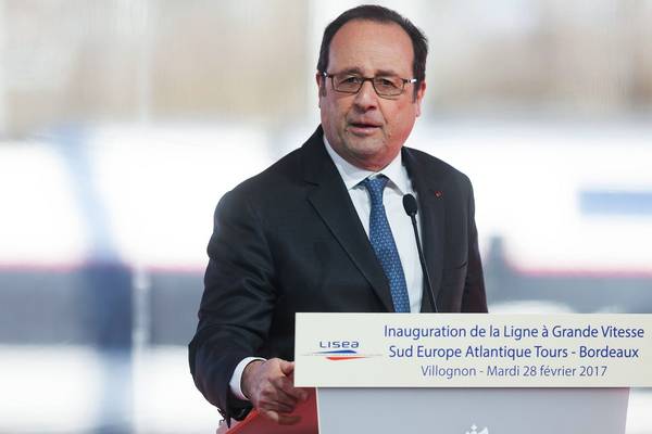 French police officer accidentally fires gun at François Hollande speech