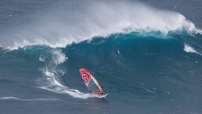 Irish woman windsurfs world-famous wave off Hawaii