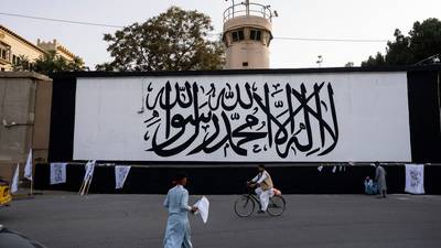 Taliban raise flag over Afghanistan presidential palace