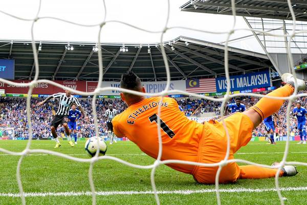 Kenedy misses 95th minute penalty to gift Cardiff a point