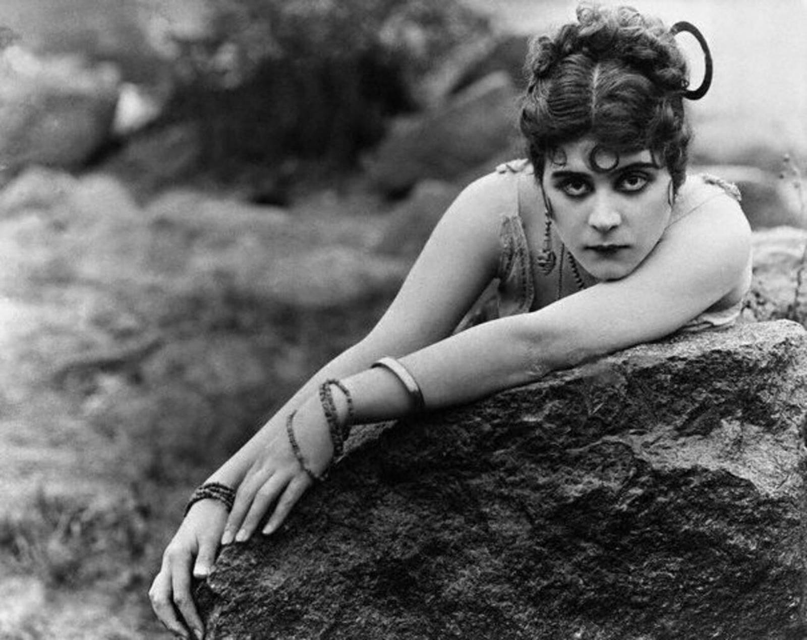 Theda Bara, the first “vamp” of the silver screen, played the title role in the 1919 film Kathleen Mavourneen