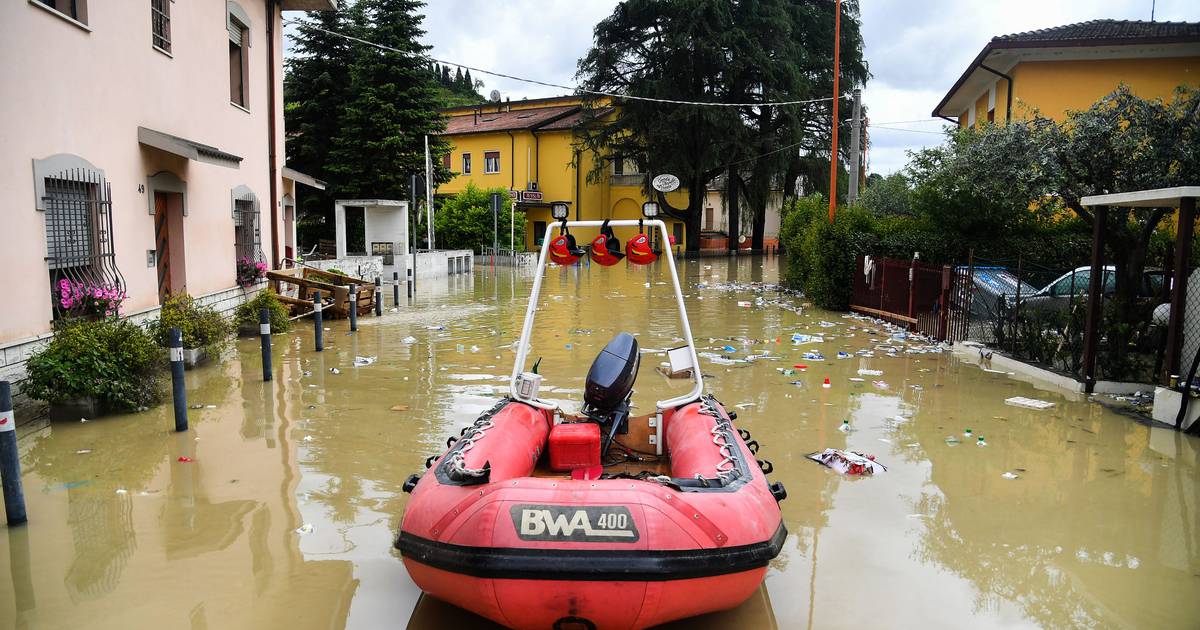 Экипажи работают, чтобы добраться до итальянских городов, отрезанных от наводнения, когда начинаются операции по очистке – The Irish Times