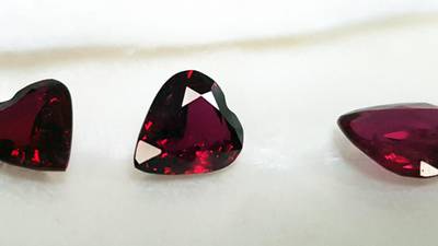 Loose diamonds, sapphires and emeralds in Adam’s sale