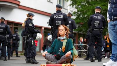 Thousands of Berliners ignore May Day assembly ban