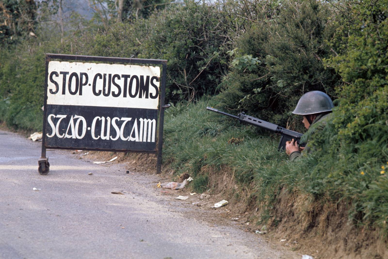 File photo dated 01/04/1974 of a soldier next to a customs post on the southern side of the Irish border with Ulster, at Swanlinbar, County Cavan. PRESS ASSOCIATION Photo. Issue date: Saturday January 26, 2019. Hundreds of protesters have warned Theresa May that a return to a hard Irish border risks destroying Northern Ireland's hard-won peace. See PA story POLITICS Brexit Border. Photo credit should read: PA Wire