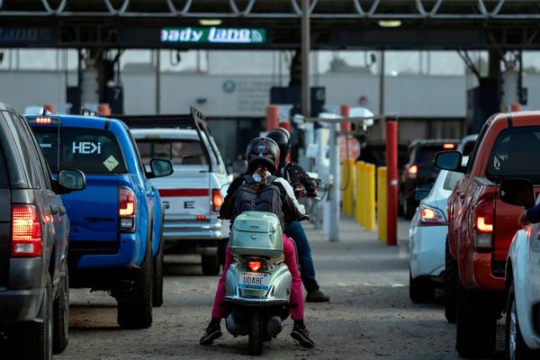 Coronavirus: Mexican towns try to stop Americans crossing border