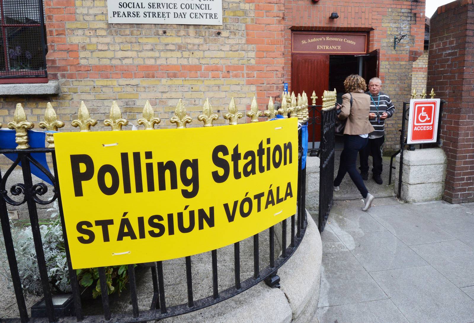 22/05/2015 - NEWS  - Voters voting in the marriage referendum and the Age of Presidential Candidates referendum at St. Andrews Rescource Centre, Pearse street in Dublin.
Photograph: Alan Betson / The Irish Times