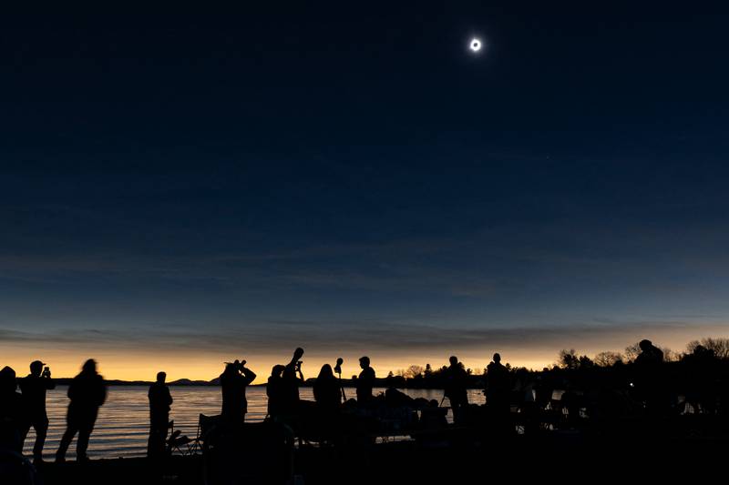 Total solar eclipse wows onlookers in Canada