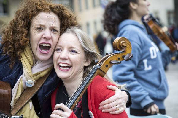 Irish women unite 350 migrants in song in Bern