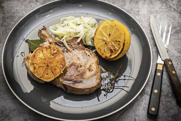 Pork chops with garlic, fennel and lemon