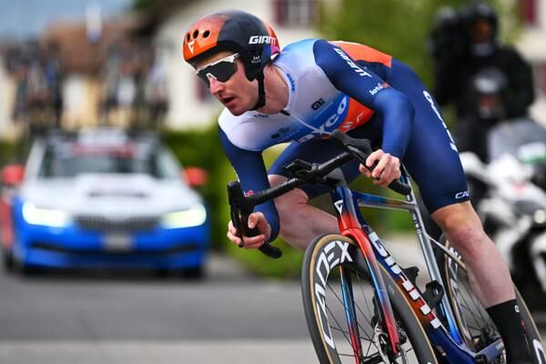 Eddie Dunbar forced out of Giro d’Italia with knee injury after crash