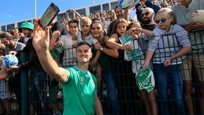 Fionnuala Ward: So long autographs, selfies are taking over