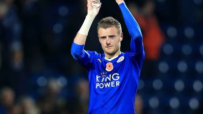Jamie Vardy continues on hot streak as Leicester go top