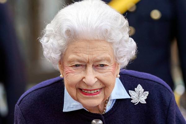 Queen Elizabeth urged by doctors to rest at least two weeks