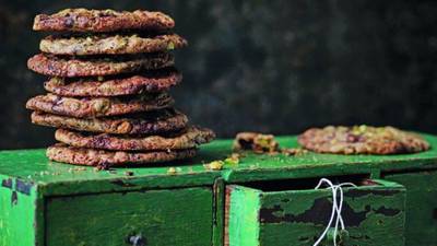 Clove, cinnamon and chocolate cookies