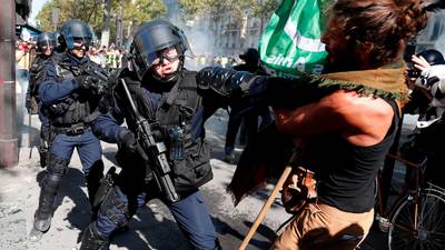 Gilets jaunes protesters return to Paris streets