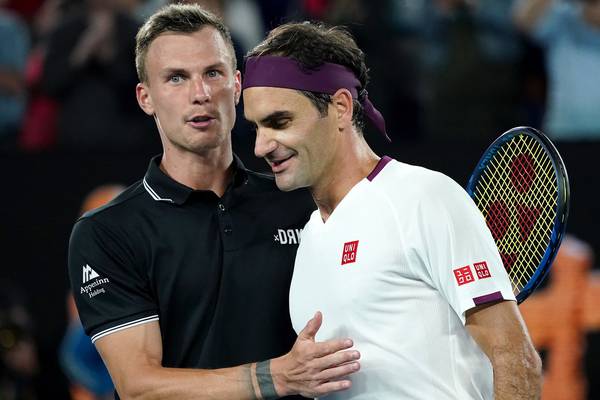 Roger Federer grinds his way into Australian Open last-eight