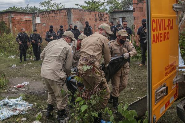 Police suspected of revenge massacre in slum on the outskirts of Rio