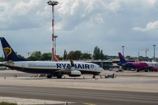 Ryanair raises €400m in share sale amid Covid crisis
