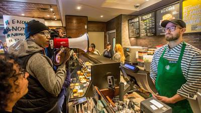 Starbucks boss apologises after arrests of two black men