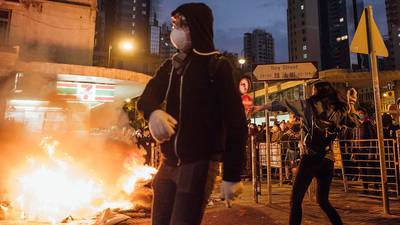 Hong Kong police fire warning shots during street hawker riots