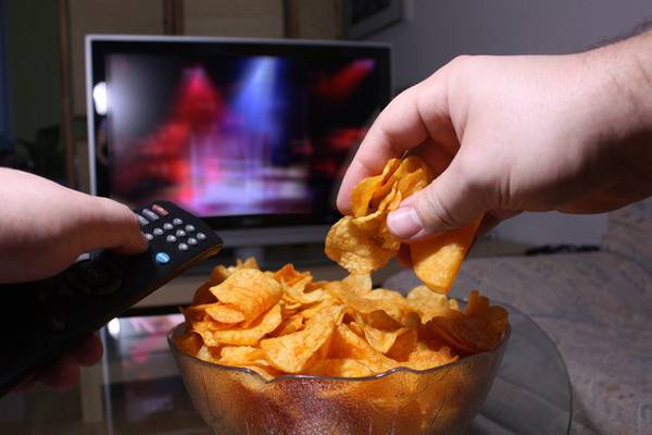 Spending less time watching TV would cut heart disease, study suggests